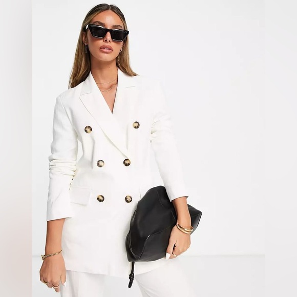 Elegant Women's Cream Double-Breasted Blazer - Picture 2 of 4